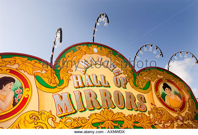 amazing-hall-of-mirrors-fairground-carousel-gold-fairground-carousel-axnwdx